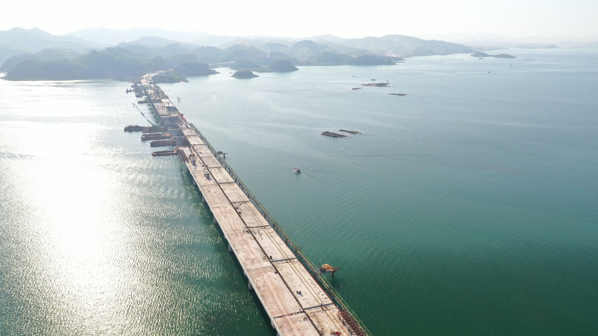 Ngoài ra, cầu còn kết nối cửa ngõ giao thương của Việt Nam, ASEAN với Trung Quốc; tạo động lực phát triển kinh tế - xã hội, kết nối các khu kinh tế trọng điểm và thu hút các nhà đầu tư trong và ngoài nước đến nghiên cứu đầu tư tại các địa phương có tuyến cao tốc đi qua.