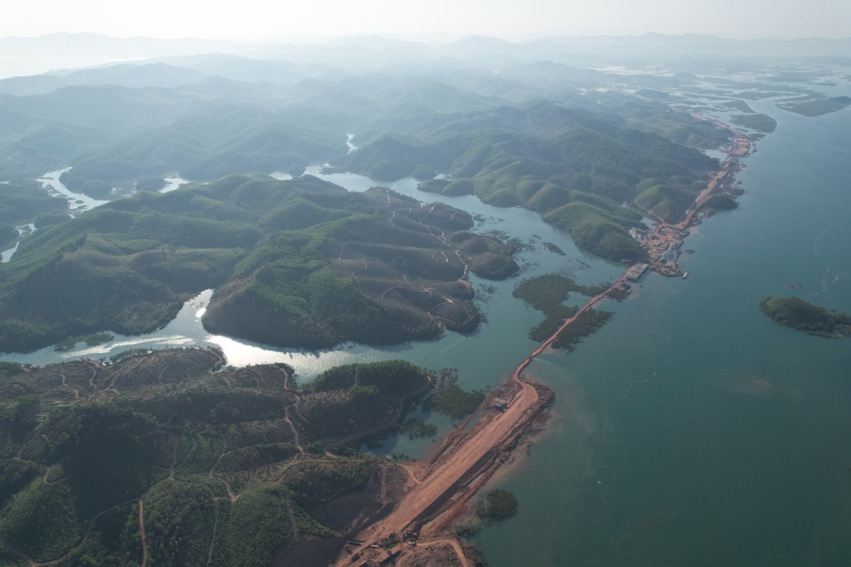 Để đảm bảo công trình hoàn thành đồng bộ cùng tuyến cao tốc trong năm 2021, tỉnh Quảng Ninh đã tích cực trong công tác chỉ đạo và điều hành, vừa tạo điều kiện thuận lợi nhất cho các nhà thầu, vừa sát sao chỉ đạo tìm ra giải pháp khắc phục khó khăn để thi công hiệu quả nhất trên cơ sở áp dụng tối đa công nghệ tiên tiến trong làm cầu hiện nay. 