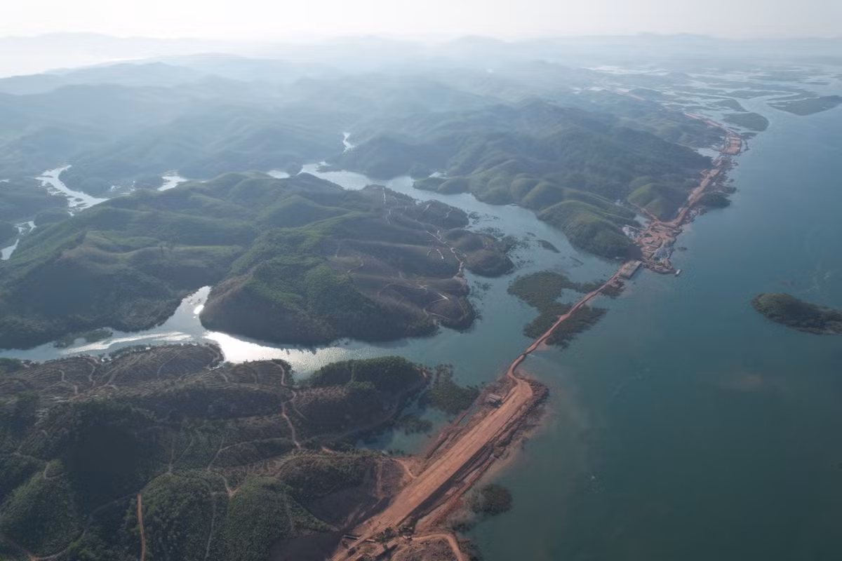 Để đảm bảo công trình hoàn thành đồng bộ cùng tuyến cao tốc trong năm 2021, tỉnh Quảng Ninh đã tích cực trong công tác chỉ đạo và điều hành, vừa tạo điều kiện thuận lợi nhất cho các nhà thầu, vừa sát sao chỉ đạo tìm ra giải pháp khắc phục khó khăn để thi công hiệu quả nhất trên cơ sở áp dụng tối đa công nghệ tiên tiến trong làm cầu hiện nay. 