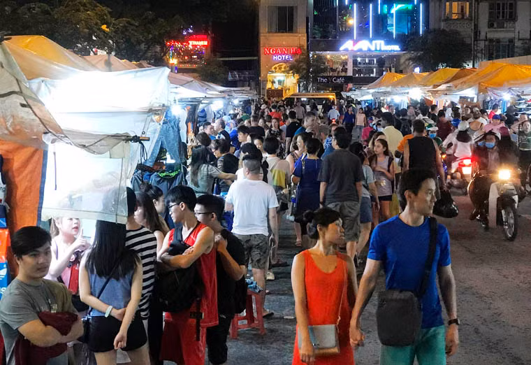 Chợ đêm Bến Thành tấp nập du khách trong nước và quốc tế đến tham quan, mua sắm trong đêm 1/9.
