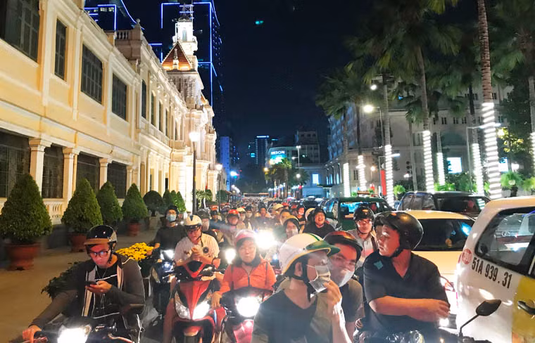 Cũng trong tối ngày 1/9, người dân làm việc tại TP.HCM dồn dập về quê hoặc du lịch nghỉ lễ Quốc khánh 2/9 khiến nhiều tuyến đường ùn ứ. Tại khu vực trung tâm, dù trời đổ mưa nhưng lượng xe cộ xuống phố cũng vô cùng tấp nập.