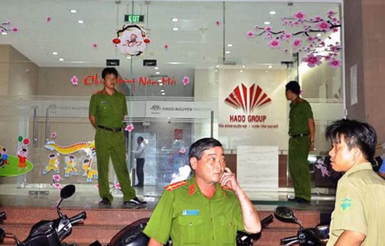 Những ngày giáp Tết 2017, trong lúc dọn dẹp ban công, người dân chung cư Hà Đô, phường 3, quận Gò Vấp phát hiện một thùng xốp có dấu hiệu bất thường. Tiến hành kiểm tra thì mọi người tá hỏa khi bên trong là thi thể thiếu nữ 15 tuổi...