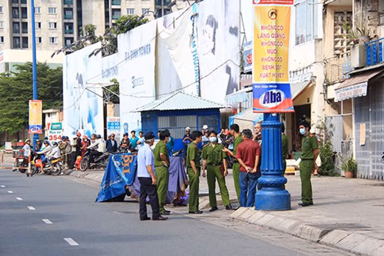 Một vụ án mạng khác sau đó bỏ thi thể nạn nhân vào bao nylon để phi tang cũng đã được phát hiện trên đường Võ Văn Kiệt, phường Cầu Kho, quận 1, TP HCM xảy ra vào sáng ngày đầu tháng 10/2014 gây rúng động dư luận.