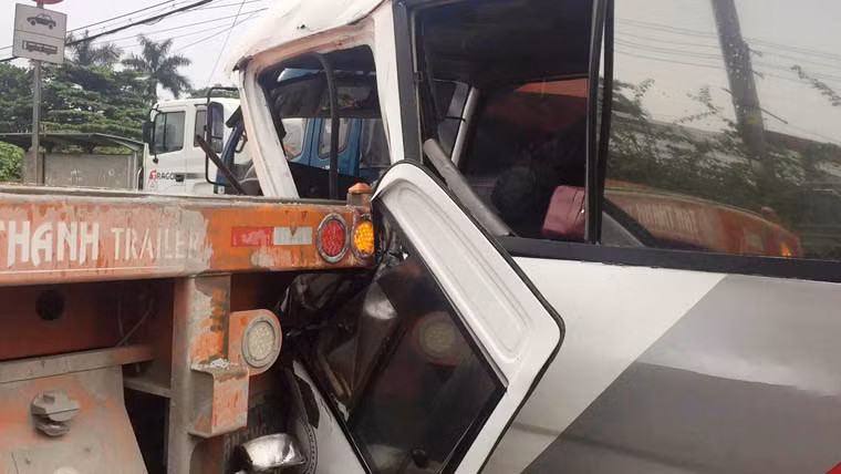 Theo thông tin ban đầu, khoảng 14h cùng ngày, xe khách mang biển số tỉnh Ninh Thuận lưu thông trên quốc lộ 1 hướng từ cầu vượt Trạm 2 về cầu vượt Linh Xuân. Khi vừa qua giao lộ với đường số 14 (phường Linh Xuân, quận Thủ Đức) khoảng 100 mét thì bất ngờ húc vào đuôi xe container mang BKS: 51C - 939.19, đẩy phương tiện này lao tới húc tiếp vào đuôi xe container khác, chạy cùng chiều phía trước.