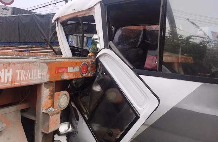 Nhiều người dân địa phương và các tài xế liên quan đã tìm mọi cách giải cứu, đưa tài xế xe khách ra ngoài trong tình trạng bị gãy chân, và nhanh chóng đưa đi cấp cứu.