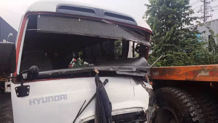 Tài xế xe khách bị kẹt cứng trong cabin ô tô và kêu cứu thảm thiết khiến nhiều hành khách trên xe một phen hốt hoảng.