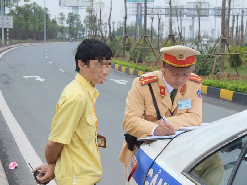 CSGT cap huyen co duoc tu y ra quoc lo xu phat?-Hinh-2