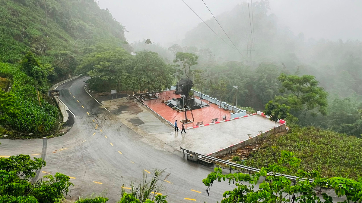 Cung đèo lịch sử Lũng Lô có đài tưởng niệm mới khánh thành.Ảnh: Tùng Duy.