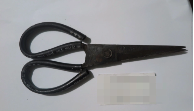 Tại đây, khám xét người tên Hiếu phát hiện một cây kéo và y đang chuẩn bị hẹn hò với một người phụ nữ ở huyện Hóc Môn. Tại cơ quan công an Hiếu khai nhận, y không biết ngày tháng sinh của mình, chỉ biết sinh năm 1982 tại huyện Xuyên Mộc, tỉnh Bà Rịa - Vũng Tàu. Từ lúc sinh ra mẹ con Hiếu đã bị bố bỏ rơi nên không biết mặt bố. Đến 5 tuổi thì mẹ bị bệnh và chết, từ đó Hiếu ở với bà ngoại. (Ảnh minh họa, nguồn internet) 