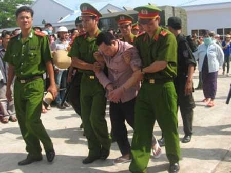 Hiếu là đối tượng lang thang không nghề nghiệp, và đặc biệt y mới được ra tù. Trong thời gian xảy ra 2 vụ án mạng thời gian đi lại của tên Hiếu cũng có nhiều điều bất minh nên cơ quan công an xác định Vũ Minh Hiếu là nghi can số 1 của vụ án. Bằng các phương pháp nghiệp vụ, sau hơn 1 tuần theo dõi, ngày 7/10, các chiến sĩ phòng PC45, công an tỉnh Bà Rịa - Vũng Tàu bất ngờ ập vào quán Cà phê ở thị trấn Hóc Môn, huyện Hóc Môn, TP HCM bắt Lê Minh Hiếu.