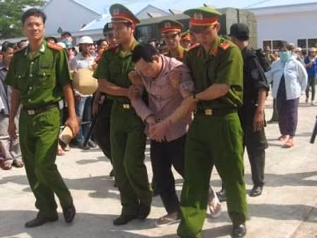 Hiếu là đối tượng lang thang không nghề nghiệp, và đặc biệt y mới được ra tù. Trong thời gian xảy ra 2 vụ án mạng thời gian đi lại của tên Hiếu cũng có nhiều điều bất minh nên cơ quan công an xác định Vũ Minh Hiếu là nghi can số 1 của vụ án. Bằng các phương pháp nghiệp vụ, sau hơn 1 tuần theo dõi, ngày 7/10, các chiến sĩ phòng PC45, công an tỉnh Bà Rịa - Vũng Tàu bất ngờ ập vào quán Cà phê ở thị trấn Hóc Môn, huyện Hóc Môn, TP HCM bắt Lê Minh Hiếu.