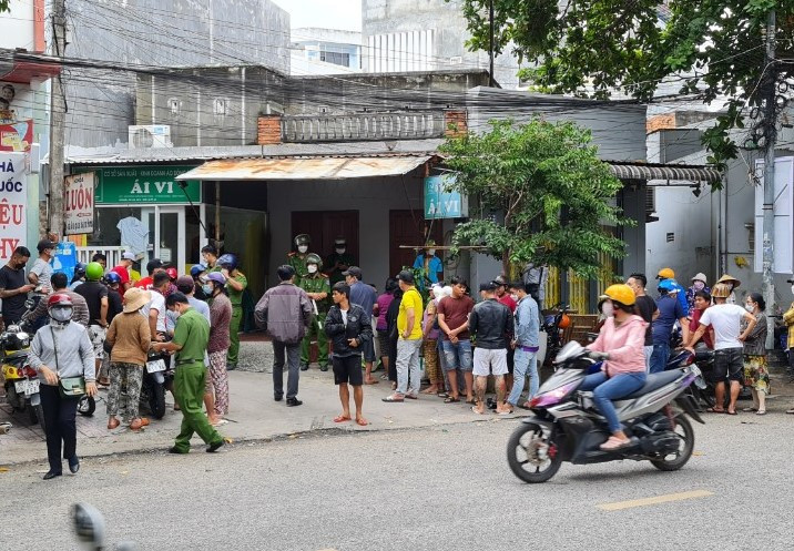 Trong khi công an tỉnh Bà Rịa – Vũng Tàu đang ráo riết điều tra vụ án giết người trên thì sáng ngày 30/9/2010, tại quán cà phê Cây điệp, ở khu phố Hưng Tân, Phường Long Hương, thị xã Bà Rịa, cũng xảy ra vụ án mạng với thủ đoạn tương tự. Nạn nhân là chị Nguyễn Thị L. (SN 1981, trú tại xã Phú Thuận, huyện Tam Bình, tỉnh Vĩnh Long) tử vong trong tình trạng "không mảnh vải che thân". (Ảnh minh họa, nguồn internet) 