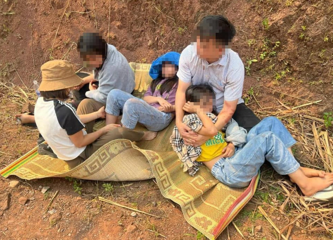 Dien Bien: O to lao xuong vuc sau, gia dinh 5 nguoi thoat nan-Hinh-2