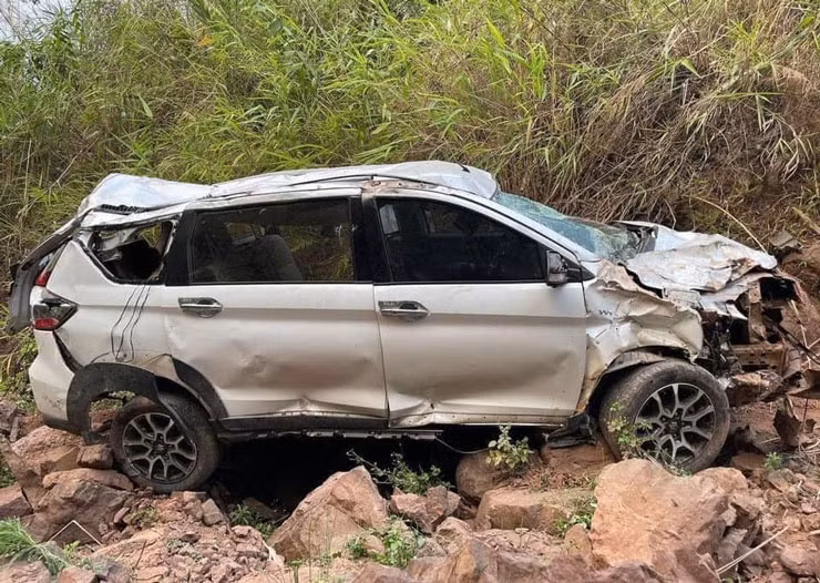 Dien Bien: O to lao xuong vuc sau, gia dinh 5 nguoi thoat nan