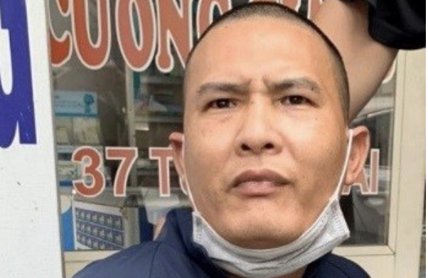 Ha Noi: Bat doi tuong cuop dien thoai cua co gai dang di duong