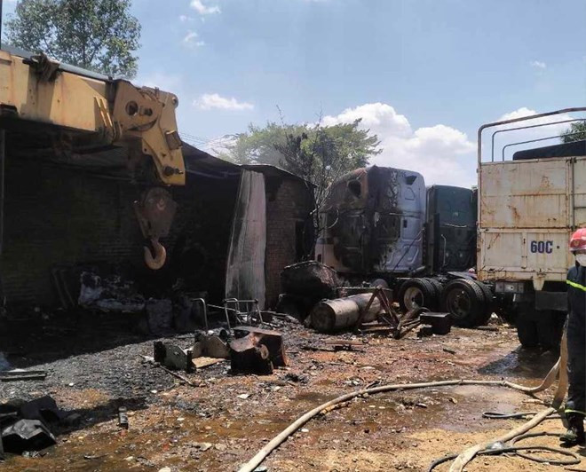  Cháy lớn bãi xe ôtô ở Đồng Nai, cột khói bốc cao cả chục mét: Trưa 16/4, người dân khu phố 3, phường Tân Hiệp (TP Biên Hòa) hốt hoảng khi thấy cột khói bốc cao từ một bãi đất trống thường dùng đậu ô tô. Nhận tin báo cháy, Phòng Cảnh sát phòng cháy, chữa cháy và cứu nạn, cứu hộ Công an tỉnh Đồng Nai cùng Công an TP Biên Hòa đã điều 3 xe chữa cháy, trên 15 cán bộ, chiến sĩ đến hiện trường dập lửa. Người dân các nhà xung quanh di chuyển đồ đạc ra khỏi nhà, kéo vòi nước dập lửa. Đám cháy sau đó đã nhanh chóng được khống chế. Sau gần 1 tiếng, vụ cháy được dập tắt hoàn toàn. 