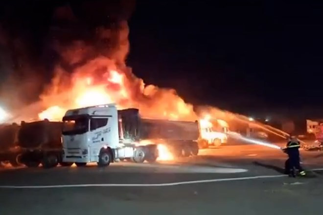  Bãi đỗ xe ở Bình Định bốc cháy, 4 xe đầu kéo bị thiêu rụi: Tối 20/4, Phòng Cảnh sát PCCC&amp;CNCH Công an tỉnh Bình Định nhận được tin báo cháy. Đến hơn 19h, đám cháy được dập tắt hoàn toàn, kịp thời ngăn lửa cháy lan sang 20 xe ô tô tải, xe container khác đang đậu trong khu vực. Vụ cháy làm thiệt hại 4 xe ô tô đầu kéo (rơ-mooc không cháy), không gây thiệt hại về người. 