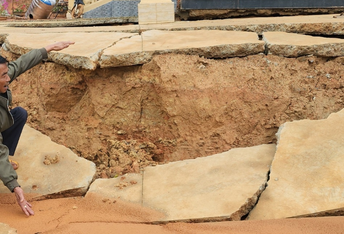 Theo ông Đinh Đức Chí, Phó Chủ tịch UBND huyện Lâm Hà, tình trạng này huyện đã nắm rõ và có báo cáo gửi UBND tỉnh Lâm Đồng. Theo đó, 5 hộ dân bị ảnh hưởng nghiêm trọng trên diện tích hơn 25.000m2, trong đó có 4 hộ có nhà ở bị hư hỏng. Cùng với đó, 4 hộ dân khác đang có nguy cơ bị ảnh hưởng do các vết nứt lan rộng, trong đó có 2 hộ có nhà ở, với tổng diện tích đất hơn 28.000m2. Ngoài ra, 500m đường giao thông tránh ngập cũng có nguy cơ sụt lún, sạt trượt. Hiện tình trạng sụt lún, sạt trượt đất trong khu vực đang được các đơn vị chức năng khẩn trương tìm kiếm giải pháp để khắc phục. 