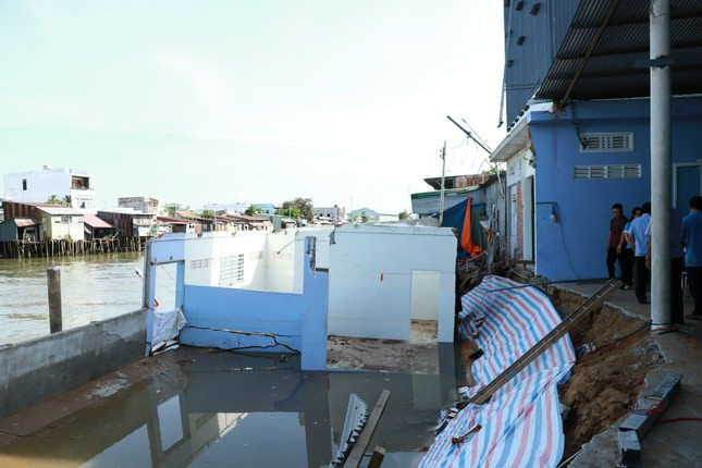  Liên tiếp 4 vụ sạt lở, sụt lún ở Cần Thơ: Khoảng 2h30 ngày 29/4, bờ sông Cái Sắn đoạn qua phường Thới Thuận, quận Thốt Nốt xảy ra sạt lở, ảnh hưởng 2 căn nhà, trong đó 1 hộ bị sụp hoàn toàn căn nhà phía sau, thiệt hại tài sản hơn 700 triệu đồng. Cùng ngày 29/4, tại huyện Phong Điền xảy ra 2 vụ sạt lở. Trong đó, sạt lở bờ kênh Xáng Xà No (ấp Tân Thuận, xã Nhơn Nghĩa) dài 30m, ăn sâu vào bờ 4m, ảnh hưởng 1 căn nhà, và sạt hoàn toàn đoạn kè chống sạt lở được thi công trước đó. Hiện điểm sạt lở này còn nhiều vết nứt, nguy cơ sạt thêm. 