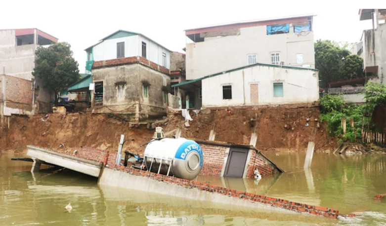 Lãnh đạo UBND TP Bắc Ninh cho biết đã chỉ đạo các cơ quan, đơn vị chức năng bàn biện pháp tháo dỡ công trình bị sạt lở, giảm tải cho bờ bãi, hạn chế sạt lở tiếp diễn. UBND phường Vạn An huy động lực lượng khoảng 50 người hỗ trợ người dân sơ tán tài sản đến khu vực an toàn, cắm biển cảnh báo, thường trực không cho người dân ra vào khu vực sạt lở. 