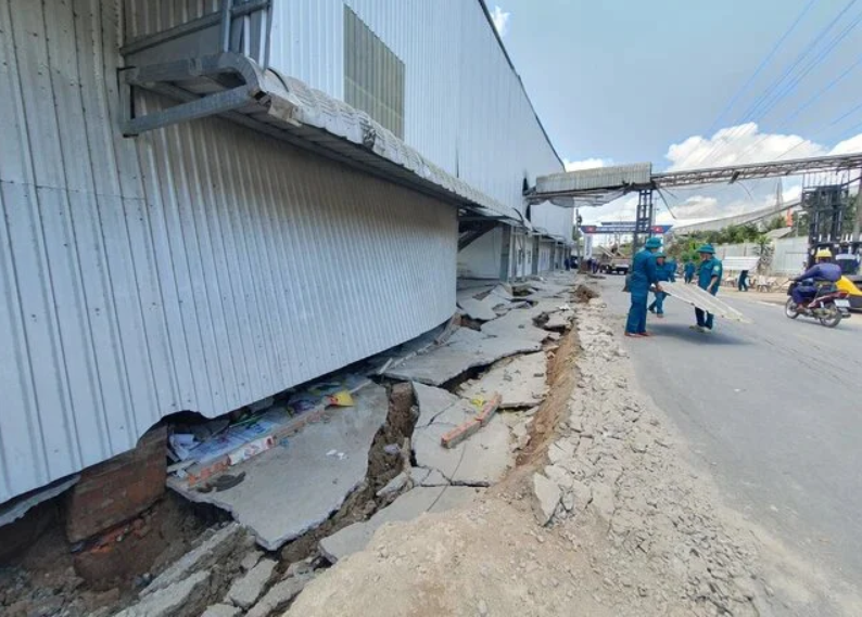 Ngay sau khi vụ việc xảy ra, Sở Giao thông Vận tải, chính quyền địa phương cùng lực lượng chức năng đã có mặt tại hiện trường. Giải pháp trước mắt là hỗ trợ người dân di dời tài sản đến nơi an toàn. Bên cạnh đó là phong tỏa khu vực này và điều tiết phương tiện tham gia giao thông cả đường thủy và đường bộ sang tuyến đường khác để đảm bảo an toàn. 