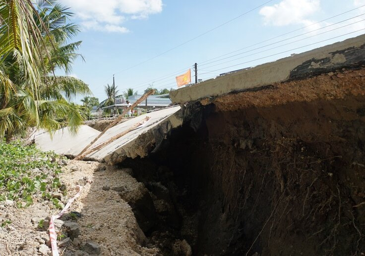 Ông Nguyễn Hoàng Vũ - Phó Chủ tịch UBND huyện Hồng Dân cho biết, việc sụt lún đã gây khó khăn cho việc đi lại, giao thương của người dân trên địa bàn. Đối với những khu vực đã bị sụt lún, UBND huyện chỉ đạo địa phương khẩn trương cắm biển cảnh báo, khoanh vùng, thiết lập hành lang an toàn cho người dân, phương tiện… Địa phương cũng tăng cường kiểm tra hệ thống cầu, đường giao thông nông thôn để kịp thời gia cố, sửa chữa các đoạn bị ảnh hưởng. 