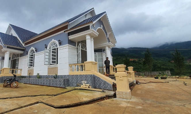  Đất đai sụt lún, nhà ở nứt toác bên hồ chứa nước đang thi công tại Lâm Đồng: Từ đầu mùa mưa đến tháng 8/2023, gia đình ông Nguyễn Văn Thắng, ngụ thôn Đông Anh, xã Đông Thanh, huyện Lâm Hà (Lâm Đồng) luôn trong tình trạng mất ăn mất ngủ, thấp thỏm lo âu. Căn nhà mới xây 3,5 tỷ đồng của ông đã bị nứt toác phần móng, tường và sân nhà bị sụt lún nghiêm trọng, có thể sạt lở, đổ sập bất kể lúc nào. Do trên địa bàn có mưa lớn kéo dài, nguy cơ sụt lún, sạt lở rất cao nên gia đình ông buộc phải di chuyển đến nơi khác ở tạm.
