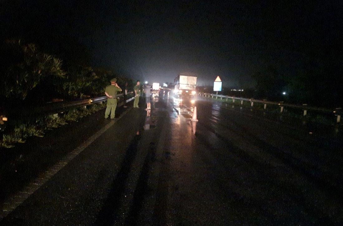 Di bo tren cao toc Noi Bai-Lao Cai, nguoi dan ong bi tong tu vong