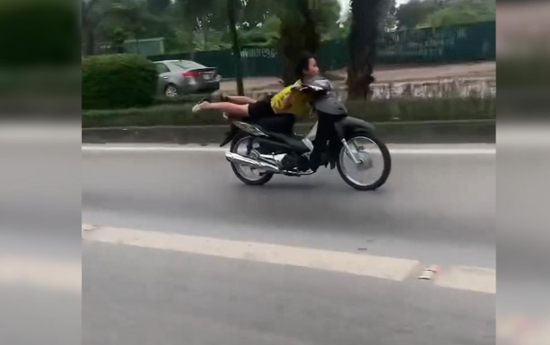 Xac minh vu nam thanh nien nam len yen xe di trong duong BRT