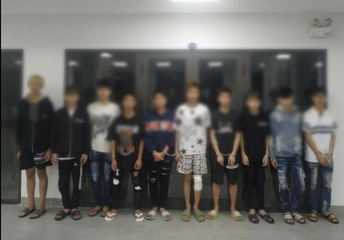 Bat 11 doi tuong mang hung khi tan cong nguoi dan, cuop xe may