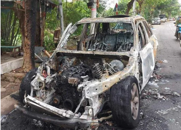 O to BMW bat ngo boc chay tro khung tren pho Ha Noi