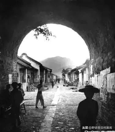 8. Bảo Sơn, Vân Nam, 1938: Một trong những nơi sầm uất, khang trang, có đường xa sạch sẽ nhất Trung Quốc thời bấy giờ.