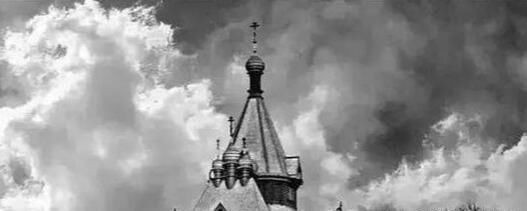 2. Cáp Nhĩ Tân, không rõ tuổi: Những đám mây trắng phía sau nhà thờ, đem đến cảm giác trang trọng và linh thiêng.