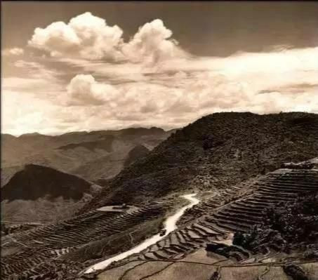 17. Vân Nam, không rõ tuổi: Vân Nam ngày ấy chỉ có đồi núi ruộng đồng bao phủ.