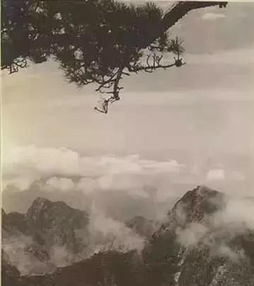 7. Hóa Sơn, 1935:Đây là một trong 5 ngọn núi lớn ở Trung Quốc, đứng từ trên cao khiến mọi người cảm giác như ở xứ sở thần tiên.