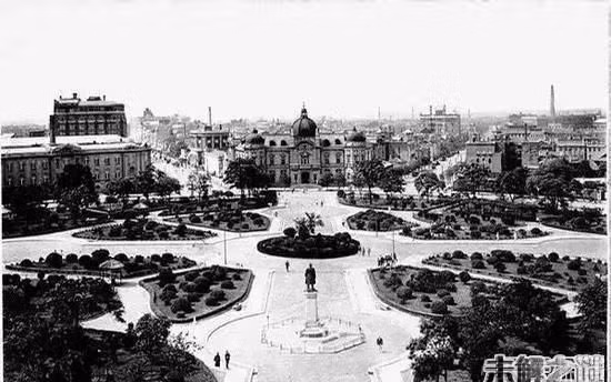 5. Quảng trường Trung Sơn Đại Liên, 1931: Quảng trường này đem đến một cảm giác như là một khu đô thị quốc tế.