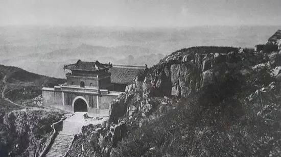 14. Cổng phía Nam của đỉnh Tai, không rõ tuổi: Một trong những công trình trọng yếu của triều đại lúc bấy giờ.