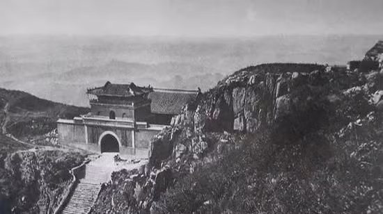 14. Cổng phía Nam của đỉnh Tai, không rõ tuổi: Một trong những công trình trọng yếu của triều đại lúc bấy giờ.