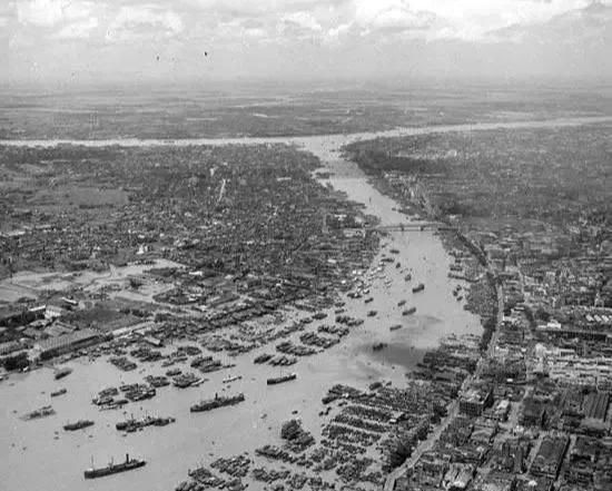 10. Sông ngọc Quảng Châu, 1949: Nhà cửa, phố xá mọc lên 2 bên bờ rất đông đúc, nhộn nhịp.