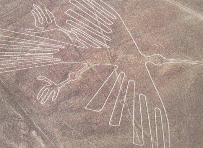 Nằm cách thủ đô Lima (Peru) hơn 320 km về phía Tây, những đường kẻ Nazca (The Nazca Lines of Peru) được khắc một cách bí ẩn trên một vùng sa mạc dài 58km, rộng 1,6km, hiện là một trong những bí ẩn lớn nhất của các nhà khoa học. Chúng chỉ có thể nhìn thấy từ không trung và mọi hình dạng được vẽ thành một đường liên tục.