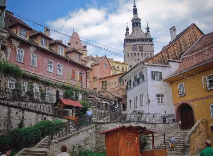 Làng Sighisoara nằm ở vùng Transylvania, Romania, là nguồn cảm hứng sống đích thực đằng sau câu chuyện Bá tước Dracula chuyên hút máu người.