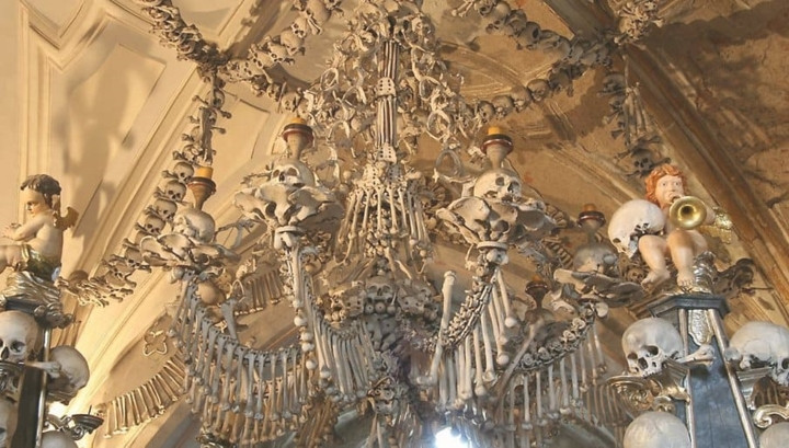 Nhà thờ Sedlec Ossemony ở Cộng hòa Séc chứa hài cốt của 40.000 - 70.000 người đã mất mạng trong cuộc chiến tranh ở thế kỷ 15 và bệnh dịch hạch năm 1318. Được biết đến là Nhà thờ Xương, tòa nhà ghê rợn này có nội thất được sắp xếp từ xương người.