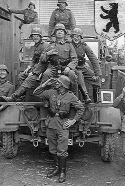 Lính Đức Quốc xã tạo dáng chụp ảnh với xe tăng trong Thế chiến 2.