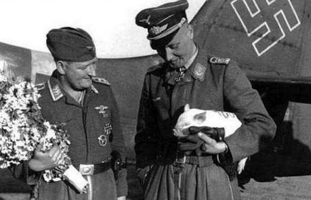 Lính Đức tạo dáng với hoa và heo.