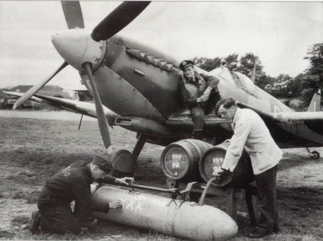 Tháng 6/1944, một nhà máy bia đã tài trợ bia tươi cho quân lính đang chiến đấu tại Normandy. Họ buộc những thùng bia dưới cánh của máy bay chiến đấu trong khi vận chuyển. Những thùng bia được ướp lạnh đến mức hoàn hảo.