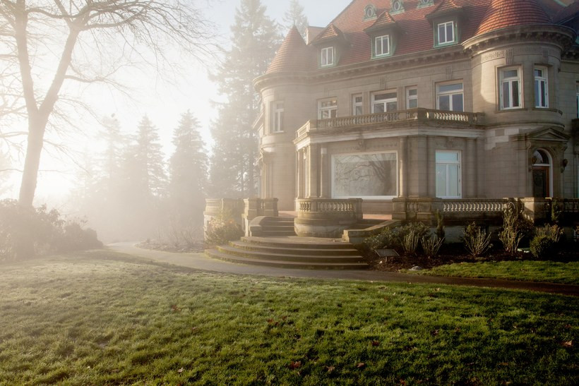Biệt thự Pittock, Portland, Oregon: Những người tiên phong của Oregonia Henry và Georgiana Pittock quyết định xây dựng ngôi nhà mơ ước của họ khi họ đạt đến Oregon vào những năm hoàng kim1909, thúc đẩy thiết kế sáng tạo và xây dựng biệt thự Pittock. Thật không may, cặp vợ chồng chỉ được ở nhà vài năm trước khi qua đời Georg Georgiana vào năm 1918 và Henry năm 1919. Tòa nhà hiện là một địa điểm công cộng nhưng luôn khiến dân cư địa phương hãi hùng bởi vô số sự kiện kỳ lạ xuất hiện như bóng ma lúc ẩn, lúc hiện, đồ đạc tự di chuyển và những tiếng động bí hiểm xuất hiện nhất là khi màn đêm buông xuống.