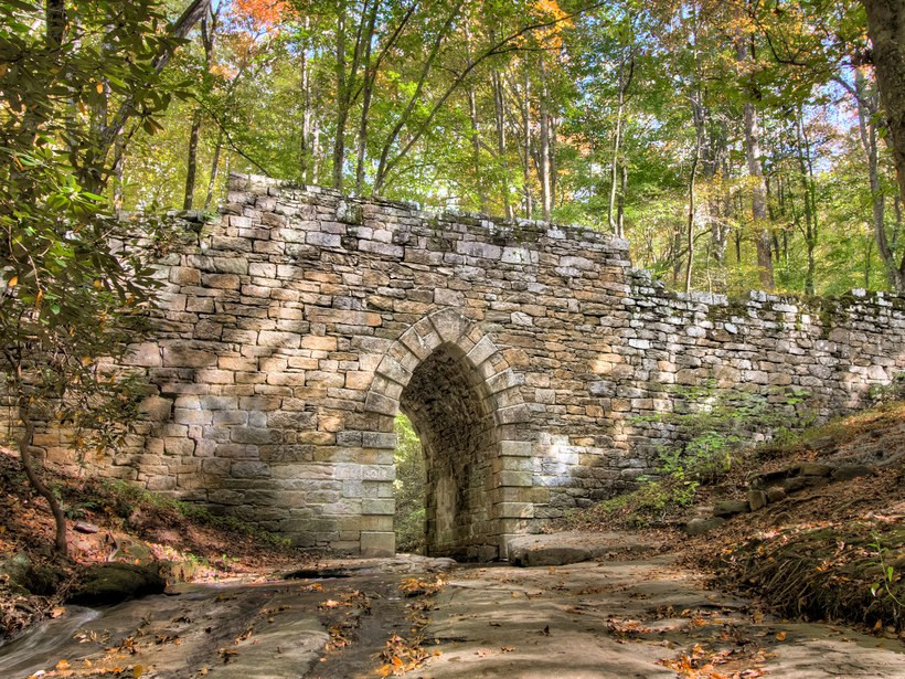 Cầu Poinsett, Greenville, Nam Carolina: Được xây dựng hoàn toàn bằng đá vào năm 1820, cây cầu cổ nhất ở Nam Carolina cũng là một trong những điểm ám ảnh nhất của tiểu bang. Cầu Poinsett được cho là thường xuyên lui tới bởi hồn ma của một người đàn ông chết trong một vụ tai nạn xe hơi ở đó vào những năm 1950. Một truyền thuyết kỳ lạ khác kể về một thợ xây đã chết trong quá trình xây dựng và hiện linh hồn đang bị giam giữ bên trong cầu.