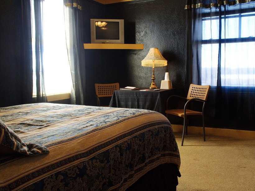 Khách sạn Monte Vista, Flagstaff, Arizona: Khách sạn Monte Vista của Flagstaff nổi tiếng bởi một phần khá lớn những vị khách huyền bí đã thực sự từng trọ ở nơi đây, bao gồm cả một người nội trú dài hạn có thói quen treo thịt sống từ đèn chùm trong Phòng 210 và hai người phụ nữ bị ném từ tầng ba, hiện bị đồn là luôn cố gắng làm các khách trọ nam giới bị ngạt thở trong khi ngủ. Mặc dù có những lời đồn đáng sợ như vậy nhưng khách sạn luôn đông nghẹt du khách đến để mong được hưởng thụ cảm giác “lạnh sống lưng” khi ngủ đêm tại địa điểm ma ám này.