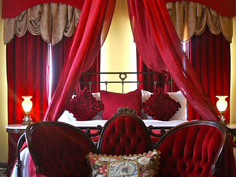 Khách sạn Mizpah, Tonopah, Nevada: Mizpah Hotel mở cửa vào năm 1907 với tư cách là một trong những khách sạn sang trọng đầu tiên của Nevada, hoàn chỉnh với những bức tường đá granit kiên cố và trang trí theo thời Victoria, và nó đã được khôi phục vào năm 2011. Nhưng khách sạn hào nhoáng này có màu đỏ như máu rất đáng sợ. Truyền thuyết kể rằng một người phụ nữ đã chết trên tầng năm, và linh hồn của cô ấy không bao giờ rời khỏi tòa nhà. "Lady in Red" hiện được biết đến với sự hiện diện của cô ấy bằng cách thì thầm vào tai đàn ông và để lại ngọc trai từ chiếc vòng cổ bị hỏng trên gối của khách.