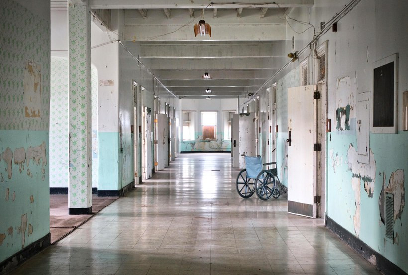 Bệnh viện Allegheny Lunatic Asylum, Weston, West Virginia: Bệnh viện Allegheny Lunatic Asylum đã mở cửa cho bệnh nhân vào năm 1864, và trong những năm 1950, cơ sở ở West Virginia đã đạt đến đỉnh cao, chứa hơn 2.400 bệnh nhân, mặc dù nó chỉ được thiết kế để chứa 250 người. (như thiếu nhiệt và nghỉ dưỡng trong lồng), và bệnh nhân bắt đầu hành động ngày càng dữ dội, từ bắt đầu hỏa hoạn đến tấn công nhân viên. Bệnh viện cuối cùng đã đóng cửa vào năm 1994, nhưng linh hồn của một số bệnh nhân đã qua đời được cho là nán lại gây rối và đe dọa cư dân quanh vùng.